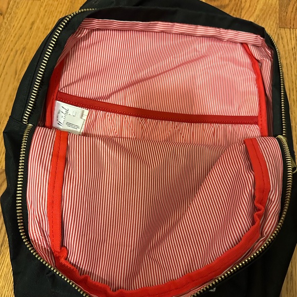 NWOT Herschel’s settlement backpack - Picture 3 of 5